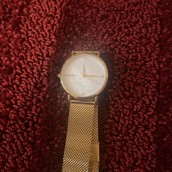 Gold tone watch with Diamond chips - Picture 2 of 3
